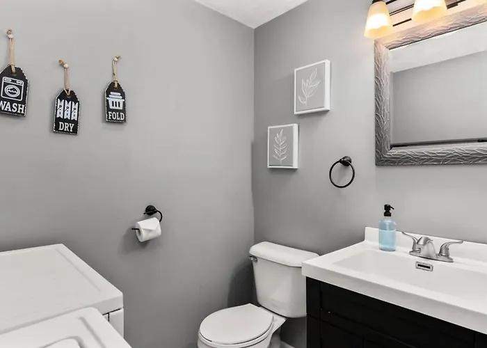 Peaceful 2bd 10 Mins From Dt Apartment *